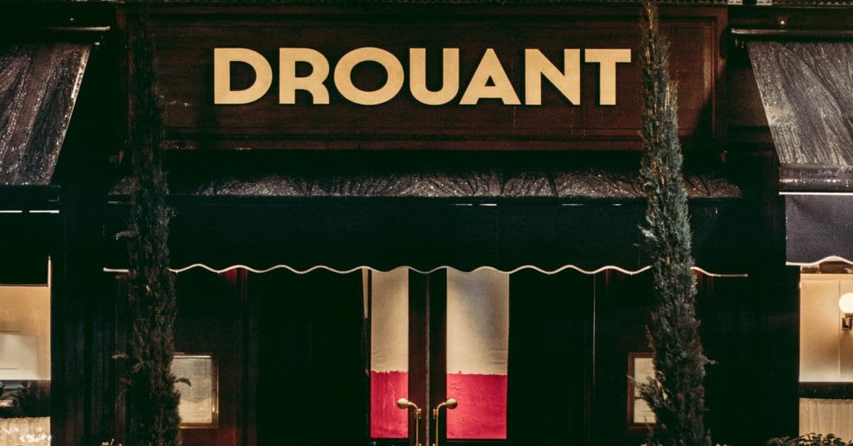 Parigi, il famoso ristorante Drouant riapre le sue porte. qui rappresentata l'insegna all'ingresso istorante a Parigi Drouant
